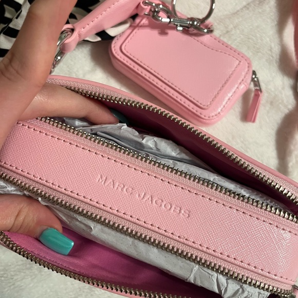 MARC JACOBS
Pink 'The Utility Snapshot' Shoulder Bag
$420 USD - Picture 6 of 9